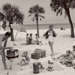 Joseph Janney Steinmetz, “Untitled (Family picnic on beach),” Longboat Key, Florida, 1958, printed later. Gelatin silver print. Harvard Art Museums/Fogg Museum, Transfer from the Carpenter Center for the Visual Arts, American Professional Photographers Collection, 4.2002.4.