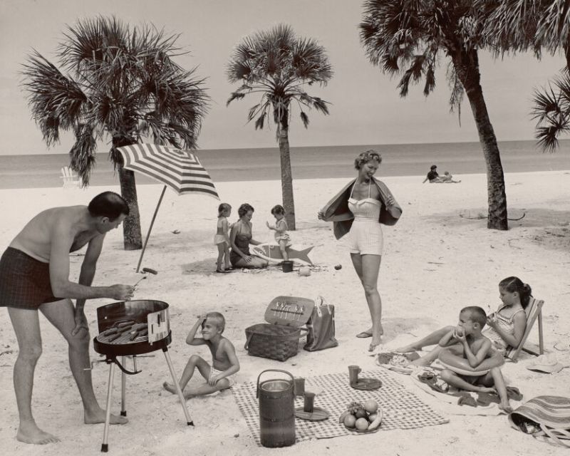 Joseph Janney Steinmetz, “Untitled (Family picnic on beach),” Longboat Key, Florida, 1958, printed later. Gelatin silver print. Harvard Art Museums/Fogg Museum, Transfer from the Carpenter Center for the Visual Arts, American Professional Photographers Collection, 4.2002.4.